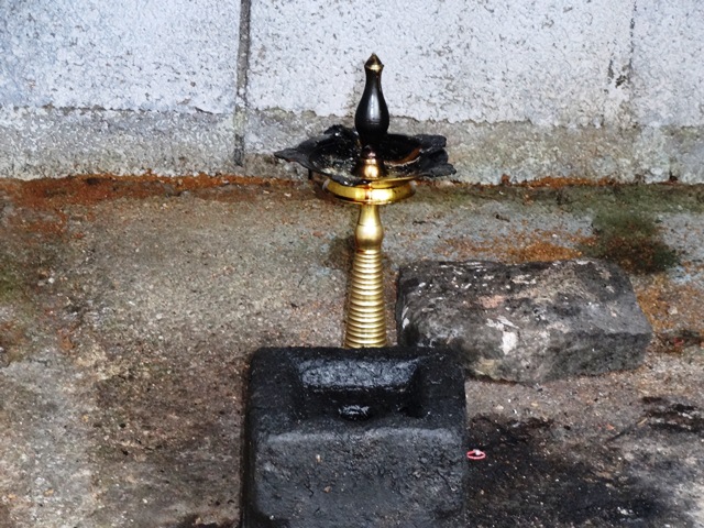 The lamp that
          was used to represent navagrahas - Rashi lamp